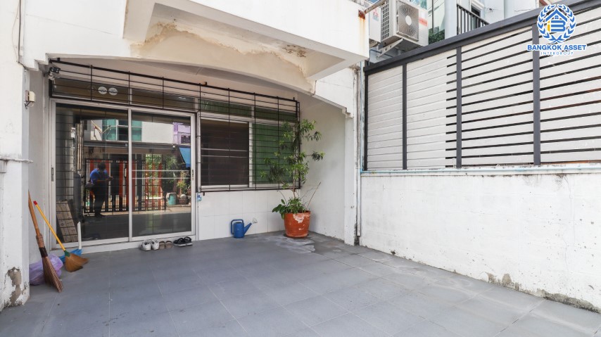 ทาวน์เฮ้าส์มือสองย่านกรุงเทพฯ ม.ซอยสุขสันต์7 กาญจนาภิเษก เนื้อที่มากถึง 22.3 ตร.ว. ฟังก์ชัน 2 ห้องนอน 2 ห้องน้ำ 1 ที่จอดรถ บ้านรีโนเวทแล้ว หลังบ้านกว้างขวาง ทำเลโซนกรุงเทพฯ ชั้นใน ใกล้รถไฟฟ้าสายสีน้ำเงิน "สถานีหลักสอง" ราคาถูกสุดในย่าน!...